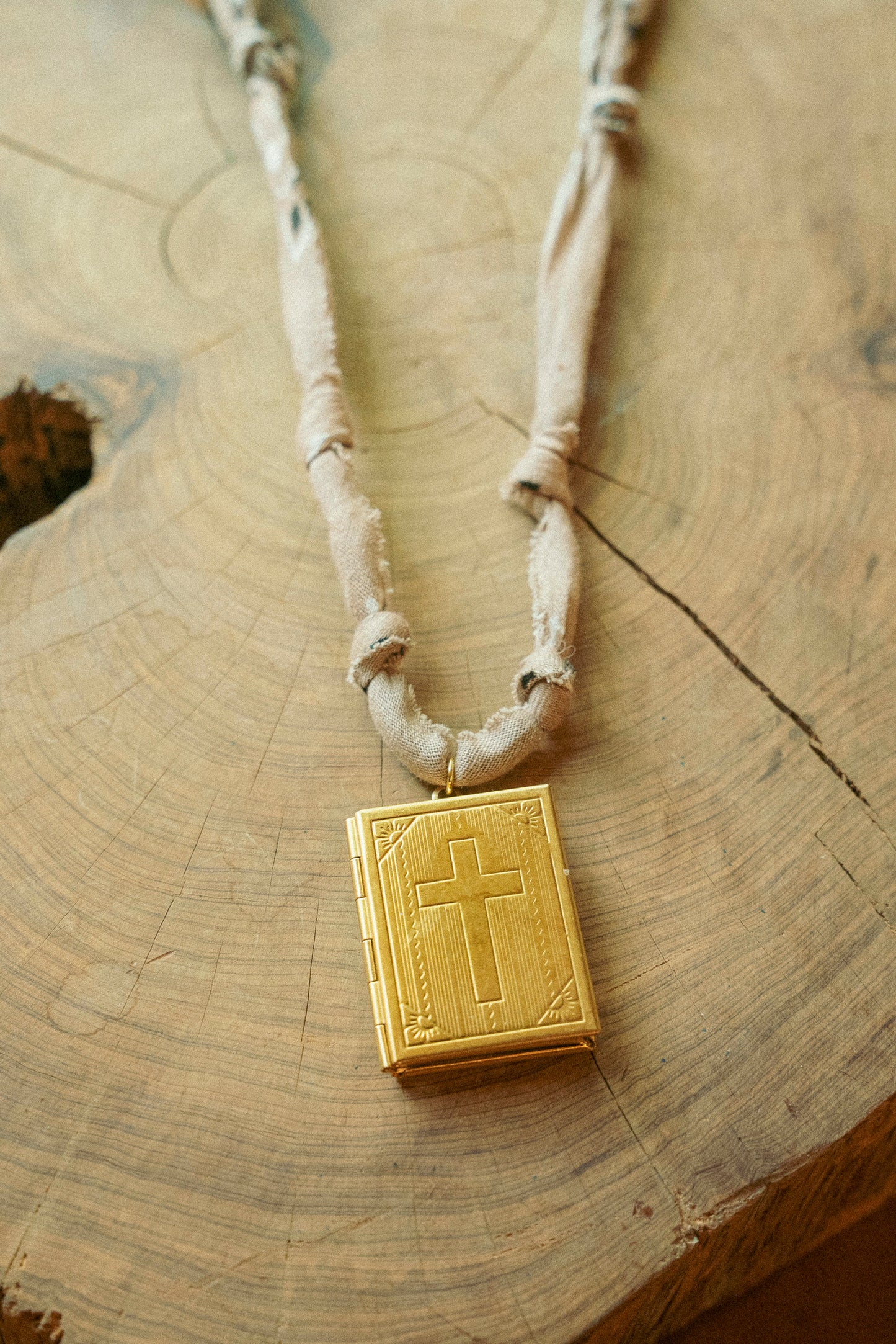 Vintage cross locket + taupe (includes complementary engraving!)