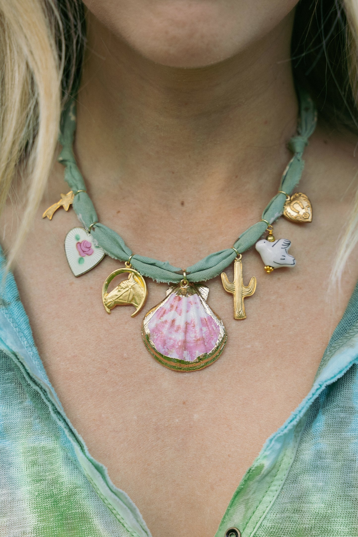 Beachy shell/vintage + faded blue/sage