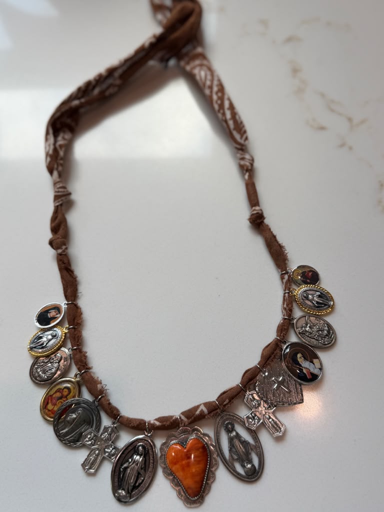 Spiny oyster heart / religious + dark brown
