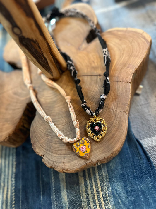 Right * black vintage heart