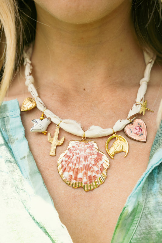 Beachy shell / vintage + cream